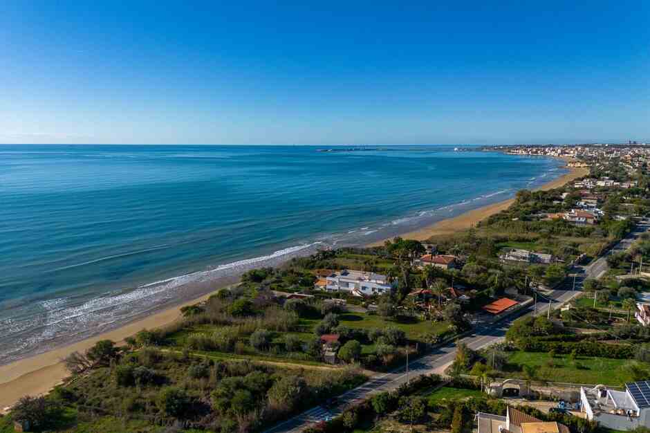 seaside holiday villas in Sicily with swimming pool for a family vacation